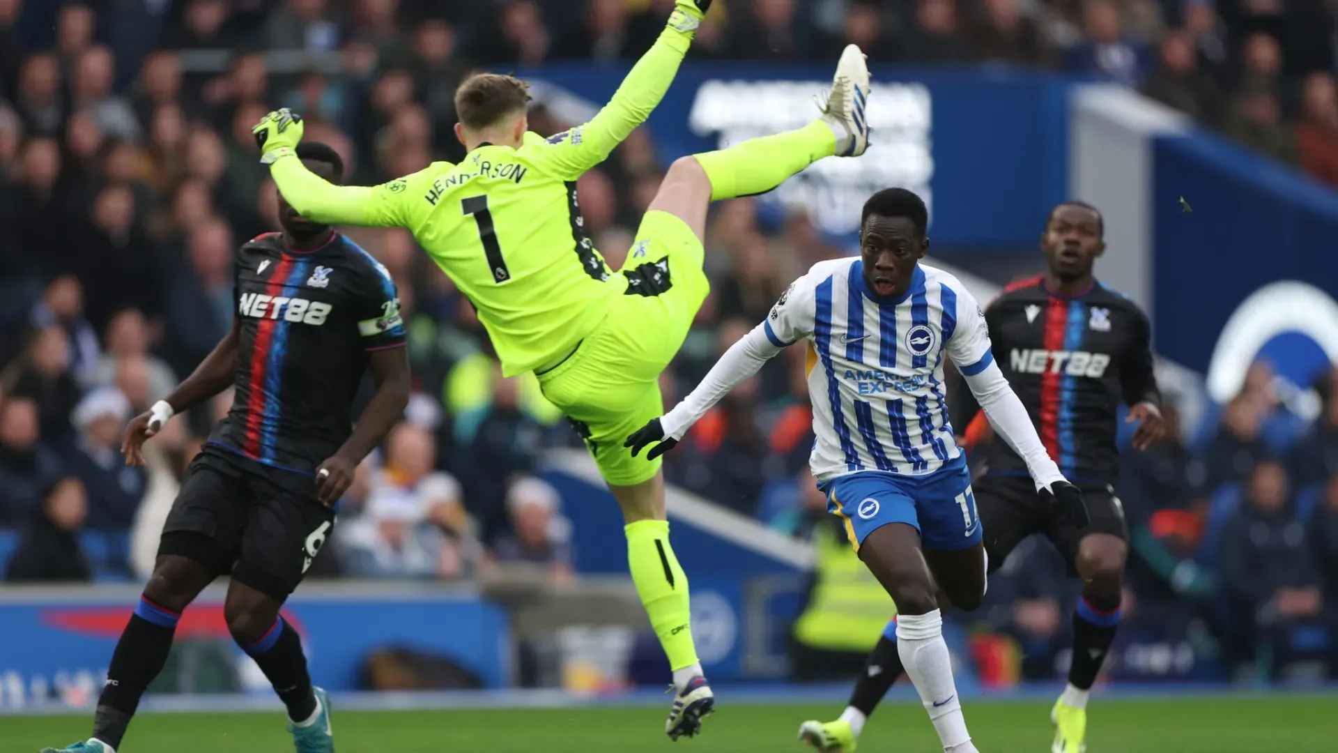 Il portiere è intervenuto in maniera goffa su Yankuba Minteh