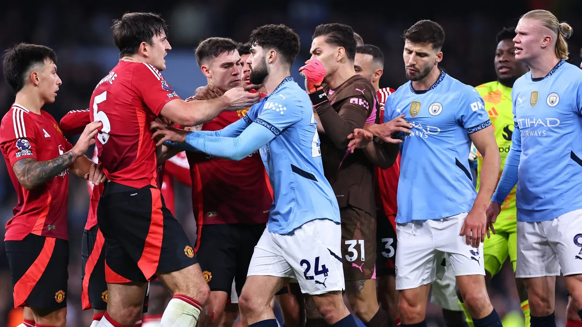 Il difensore del City è caduto a terra e Harry Maguire è intervenuto