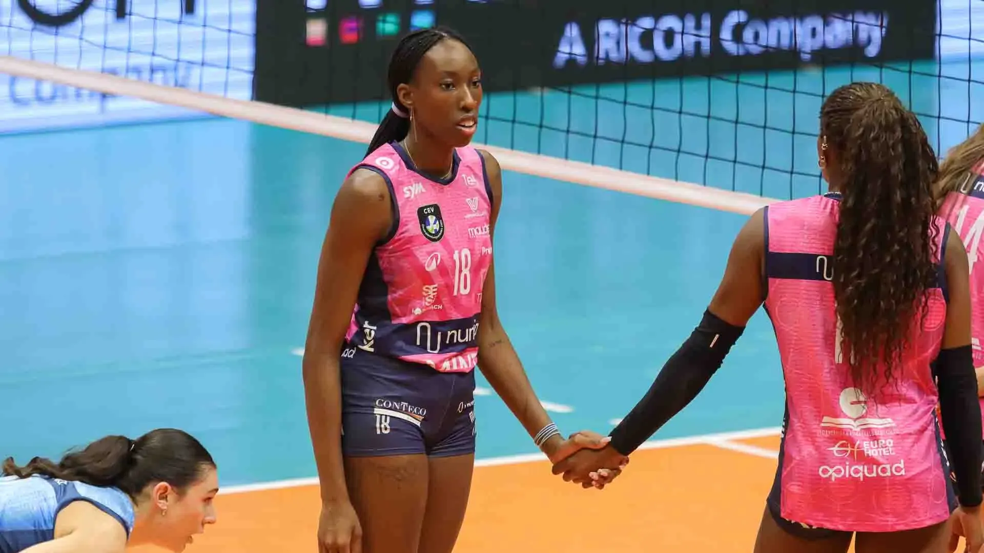 Nel primo set, trascinata dalle ottime prestazioni di Sylla, Cazaute ed Egonu, Milano prende subito il controllo, chiudendo con un ace di Kurtagic (25-15).