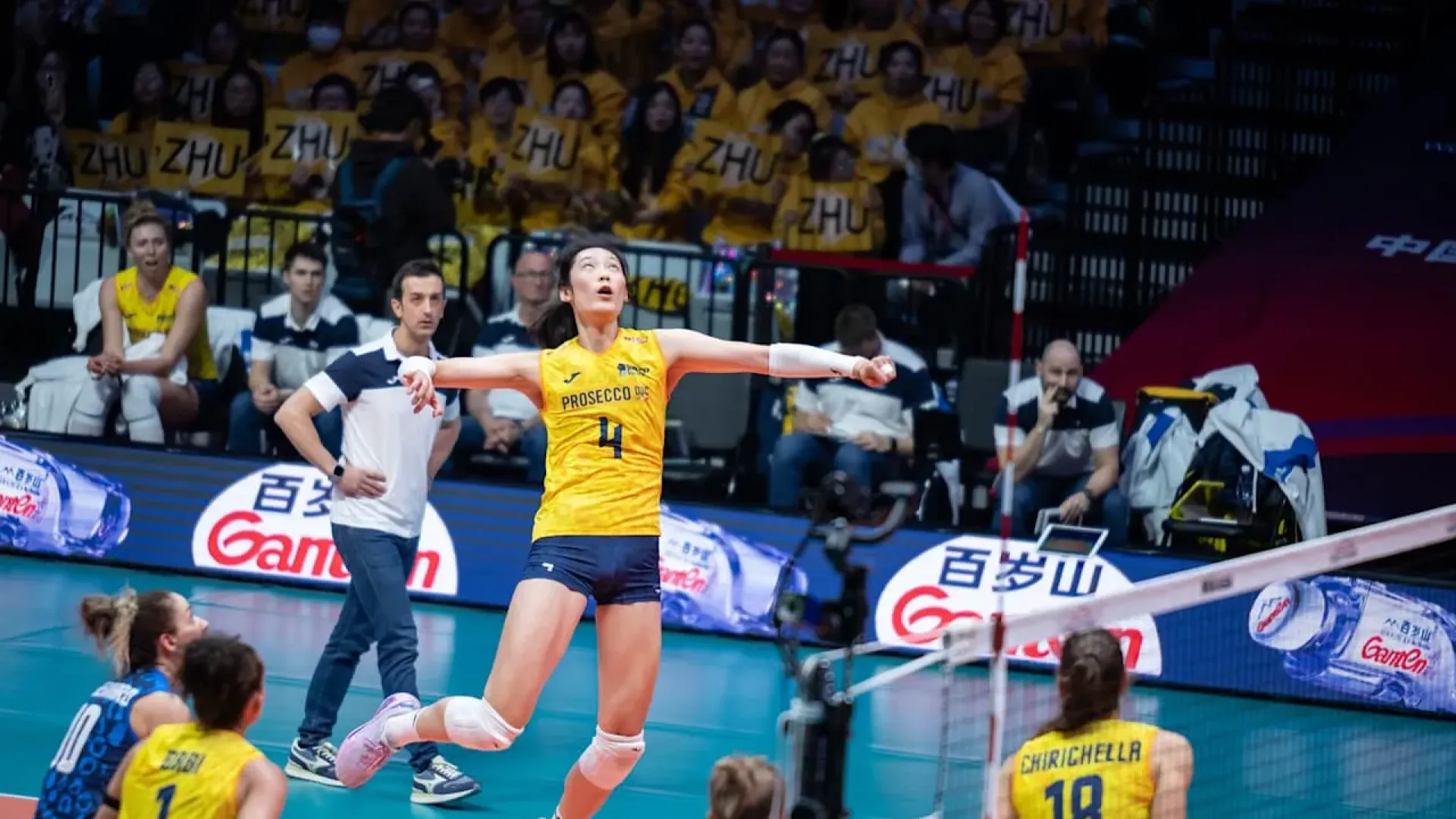 Nanami Seki colleziona ancora qualche ace (4 in totale!) e si diverte grazie all’ottima intesa con una sempre affidabile Merit Adiwge (17 punti, top scorer del match) che sigla il facile 25-15 che chiude le ostilità. Dopo due giorni di gare Prosecco DOC Imoco.