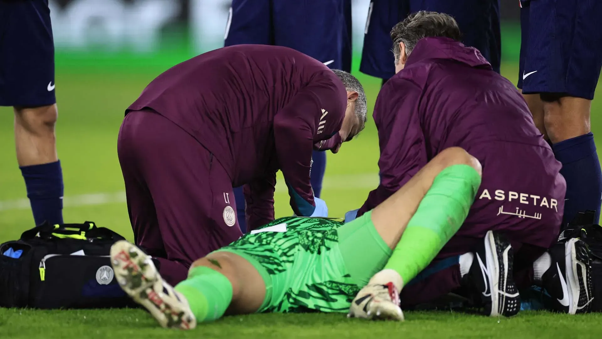 Il portiere è stato immediatamente assistito dallo staff medico del PSG