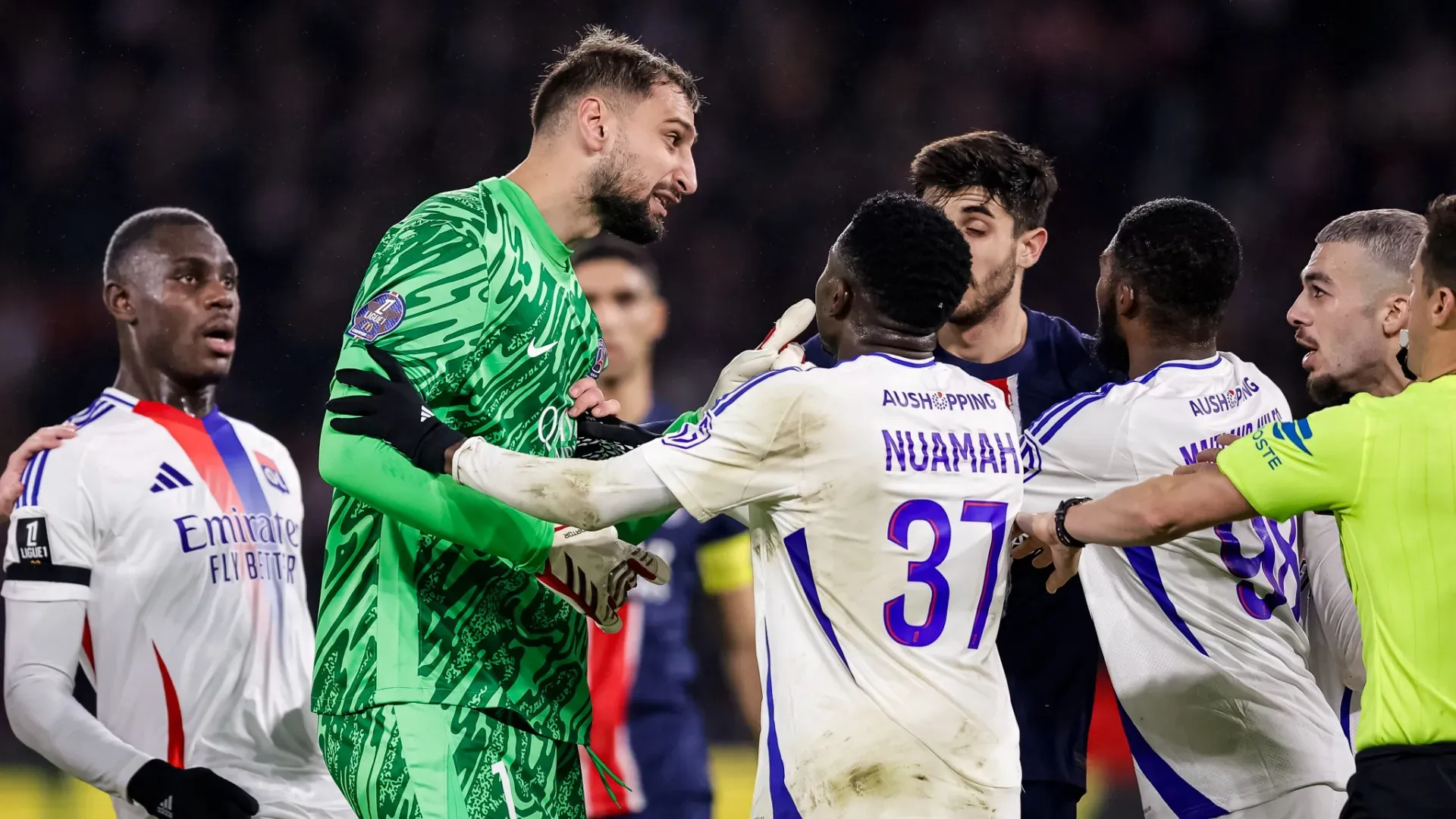 Sono dovuti intervenire vari calciatori per calmare Donnarumma