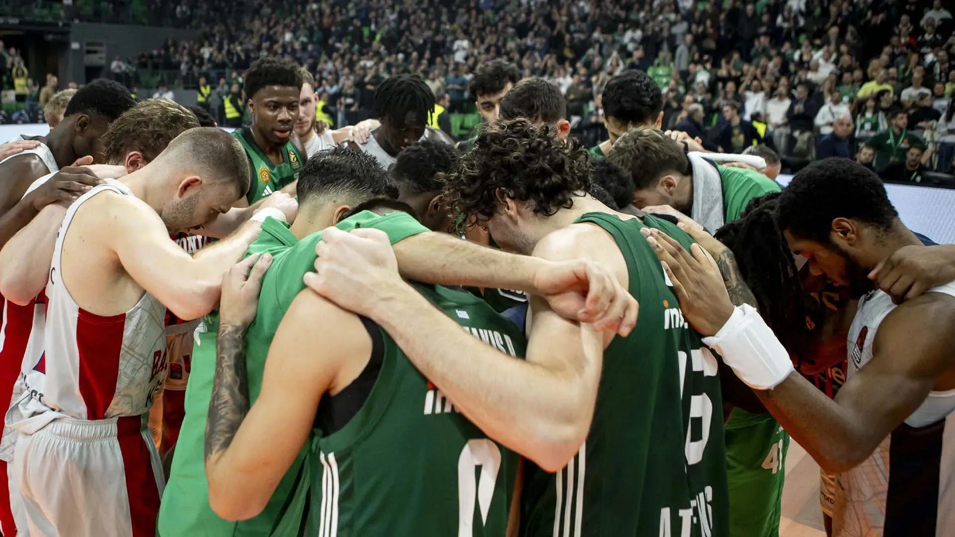 A fine gara i giganti del basket si sono raccolti in preghiera per il collega