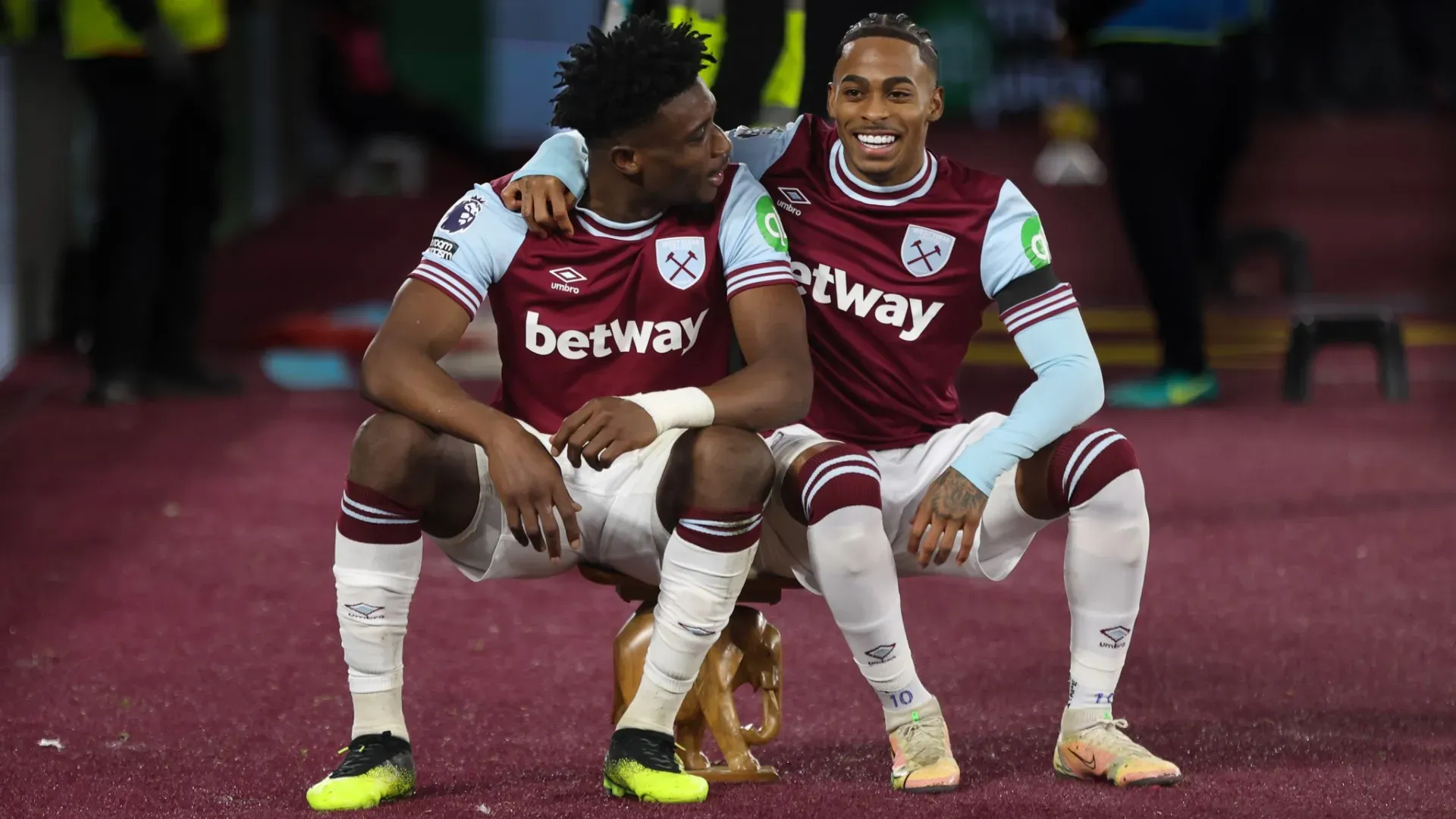 "In Ghana i capi e i re siedono su sgabelli simili" ha detto il campione del West Ham