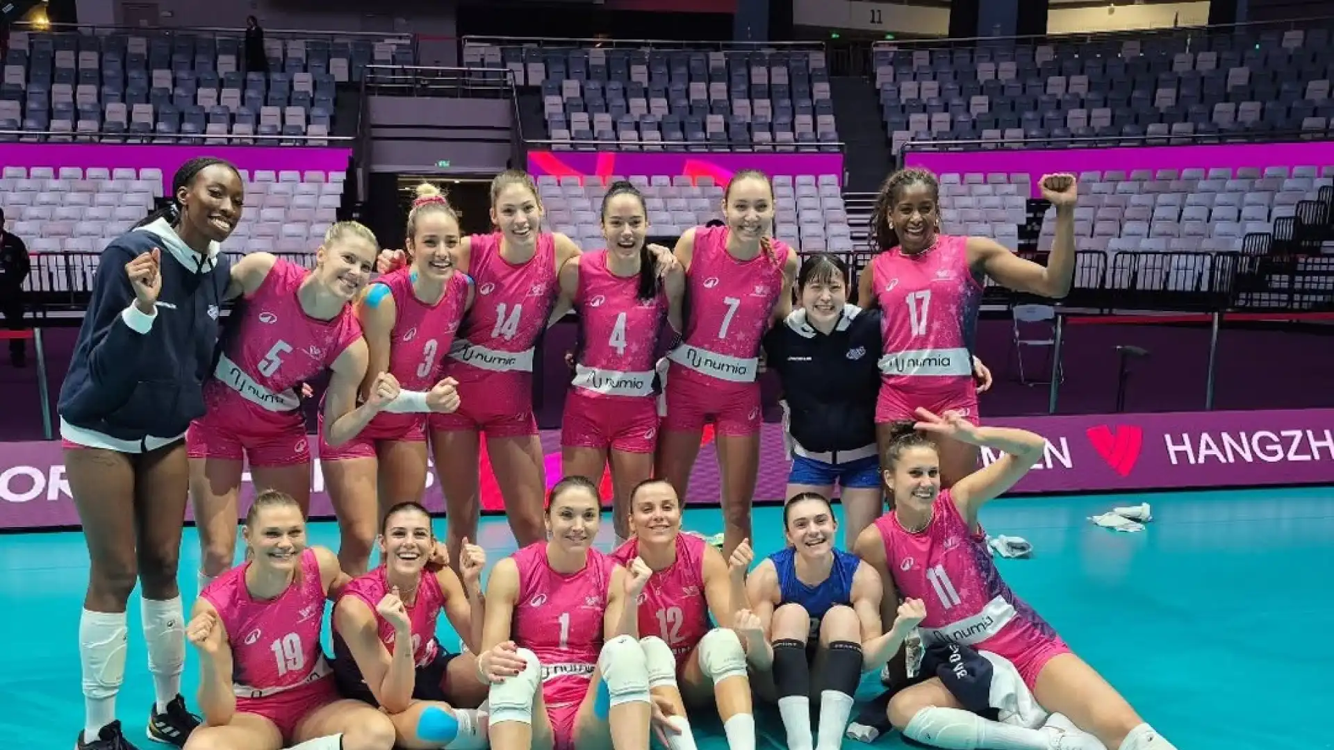 Il terzo parziale è stato a senso unico: un ace di capitan Orro ha dato il via a un dominio incontrastato, con Smrek in grande evidenza, fino al 16-25 che ha sancito la vittoria delle ragazze di coach Lavarini.