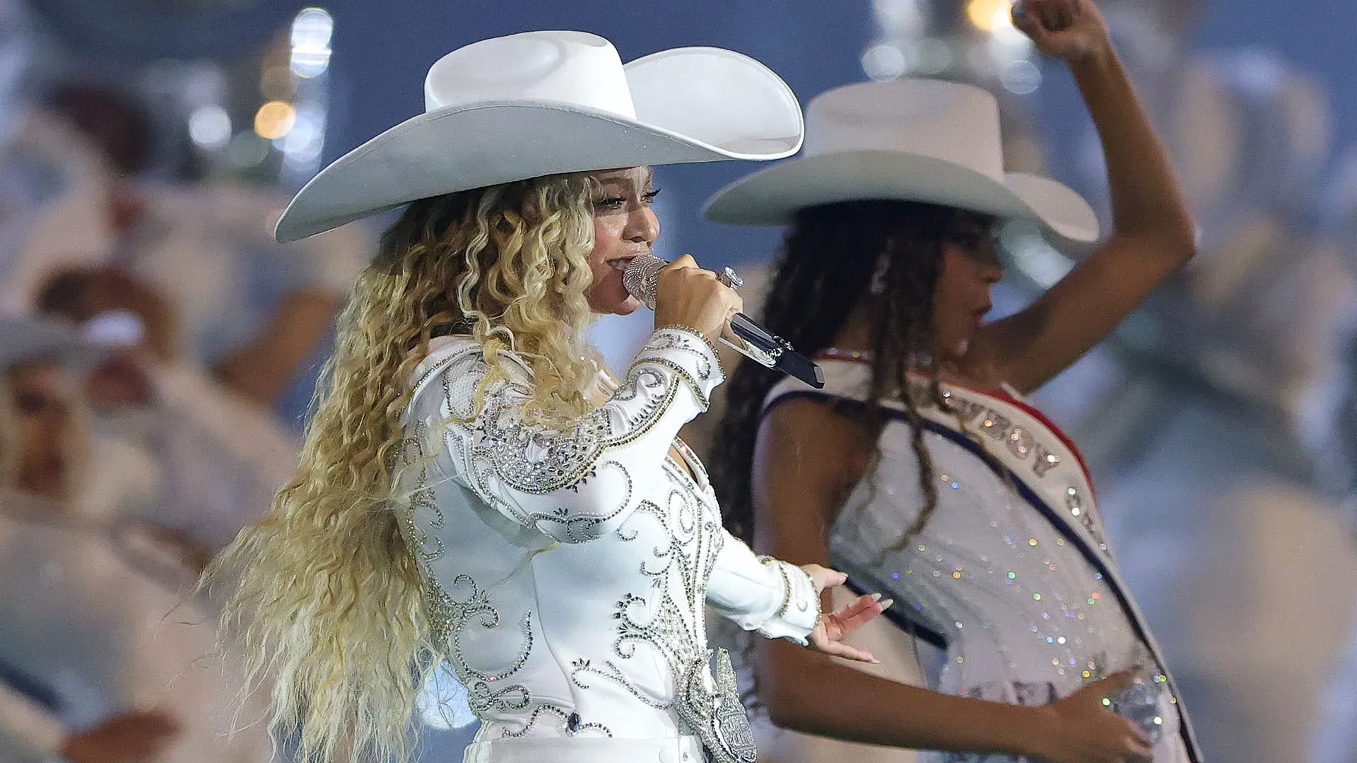 Le immagini di Beyoncé in versione cow-girl allo show di Natale della NFL