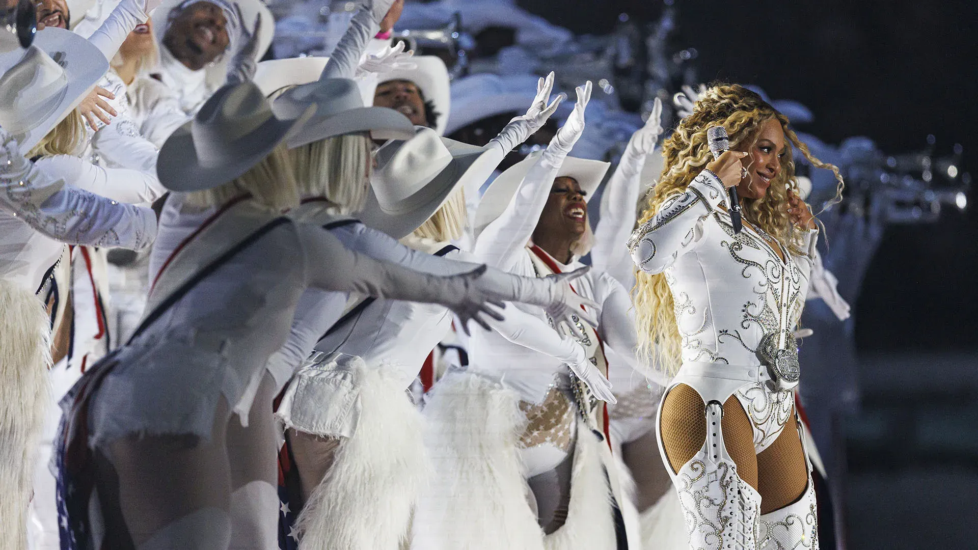 Nel tradizione spettacolo natalizio, Beyoncé si è vestita da cowgirl, un richiamo al suo ultimo album "Cowboy Carter"