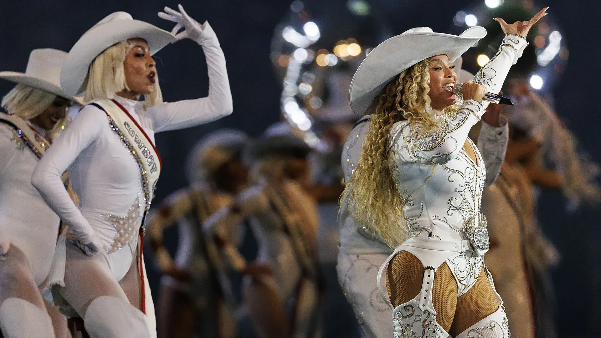 Beyoncé è arrivata sul palco su un cavallo bianco