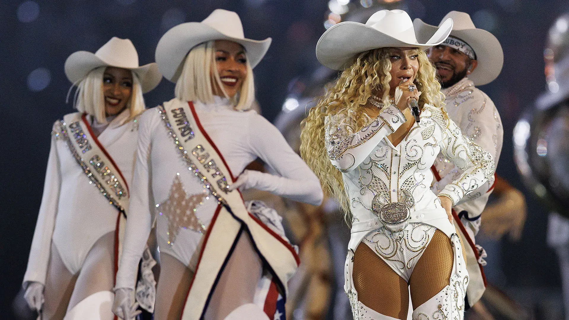 Beyoncé ha eseguito diverse canzoni del suo repertorio che hanno fatto ballare lo stadio