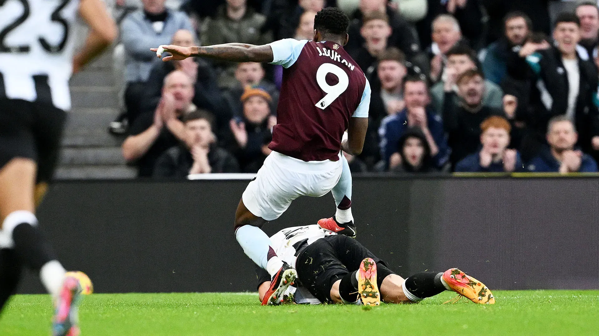 Nel primo tempo della partita di Premier League contro il Newcastle, Duran è stato espulso dopo aver travolto Fabian Schar