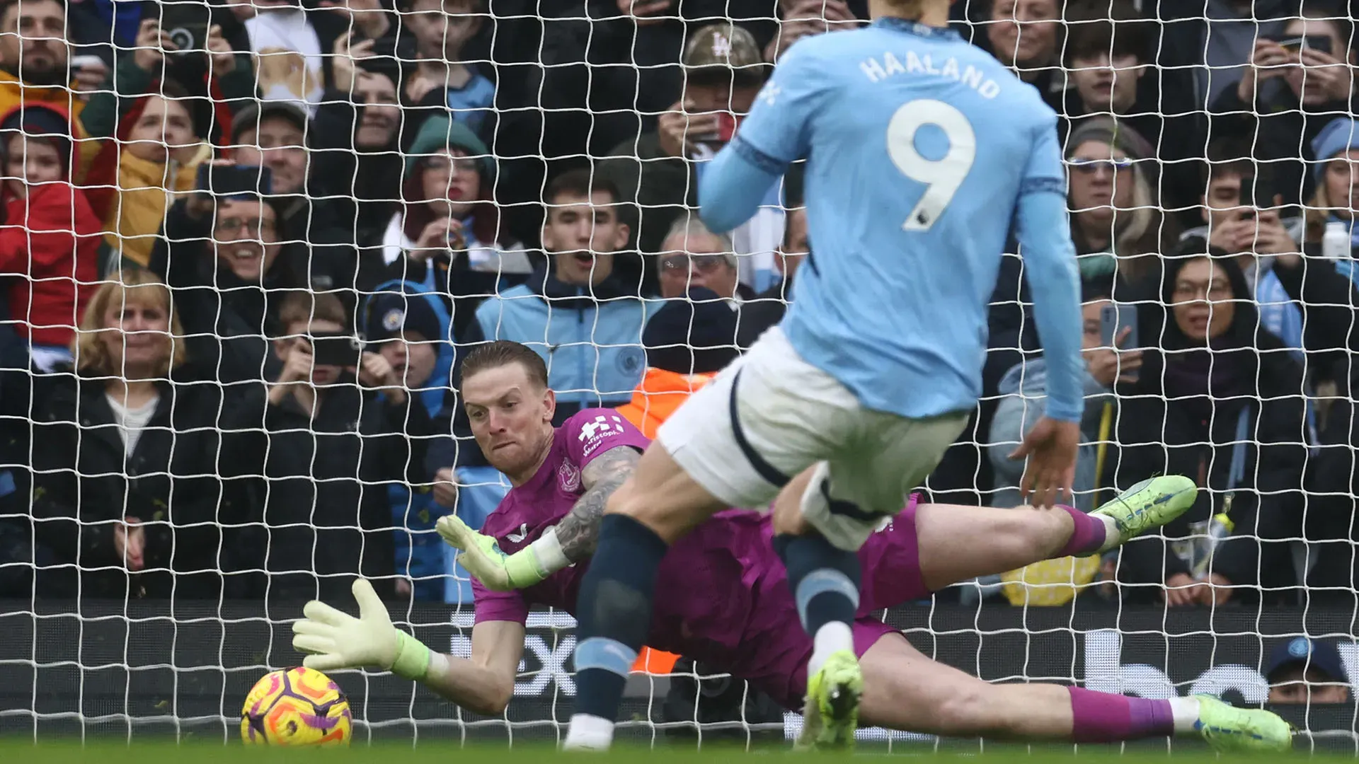 Il portiere dell'Everton Jordan Pickford è stato decisivo parando un rigore ad Erling Haaland