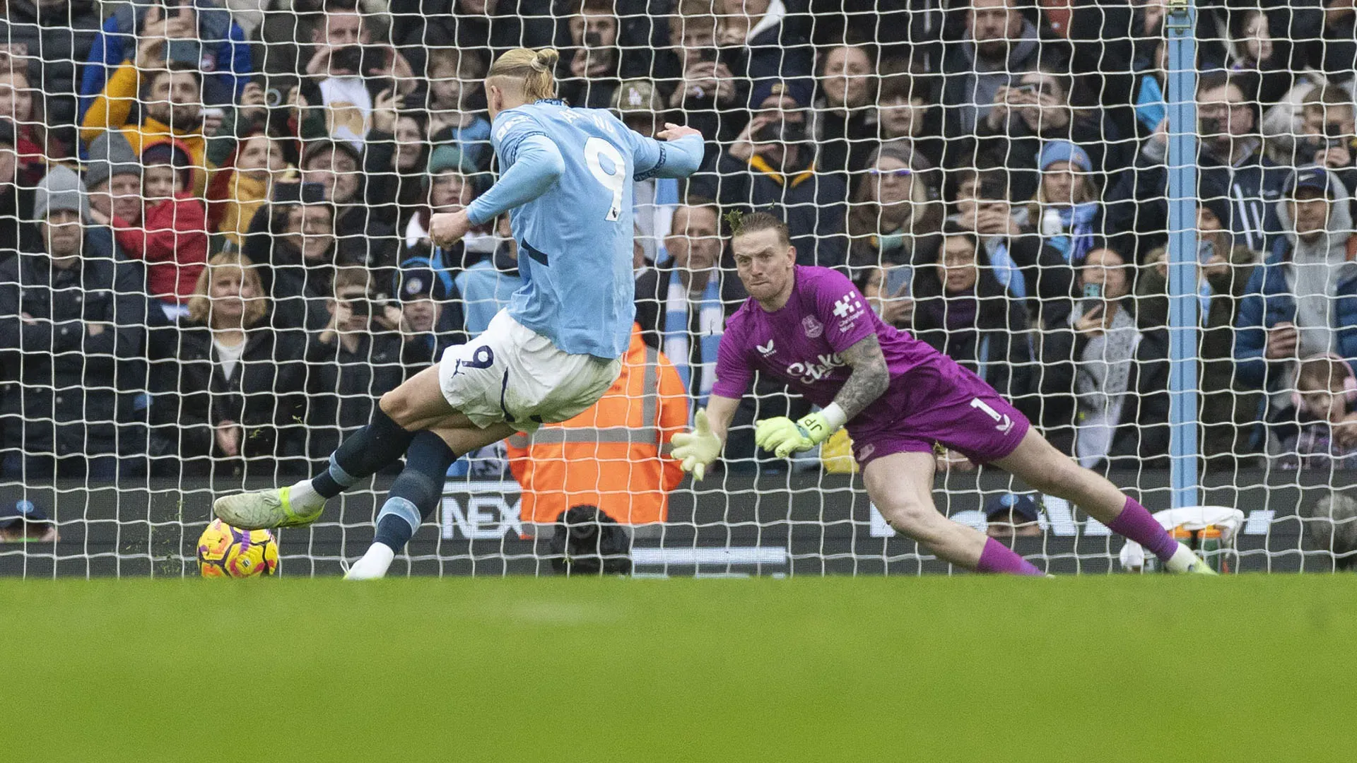 Il portiere para il rigore ad Haaland con un trucco (e le smorfie)