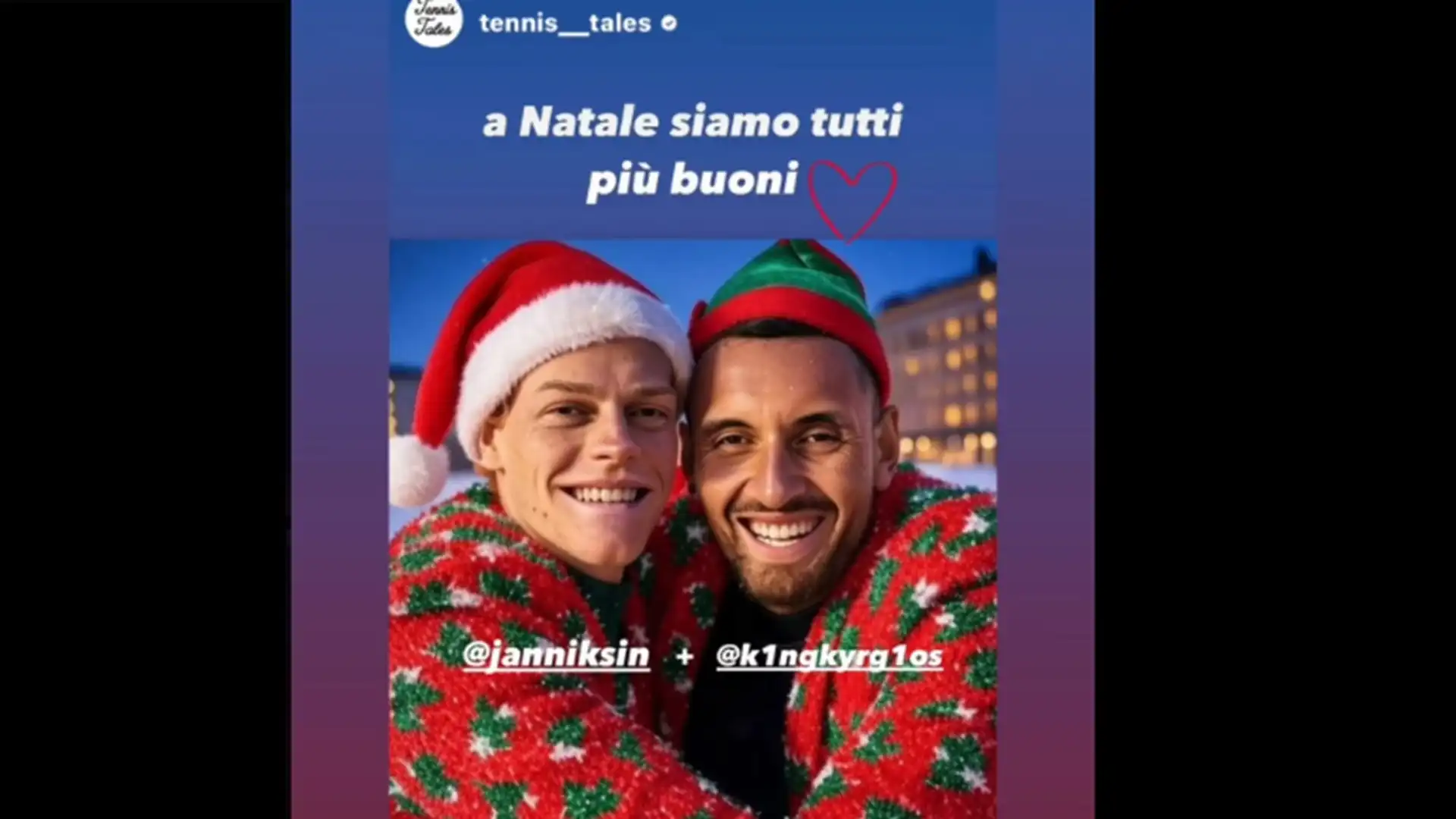 Nell'immagine, diffusa dalla pagina Tennis Tales, Sinner e Kyrgios si abbracciano sorridenti con i cappelli di Babbo Natale e di un elfo natalizio