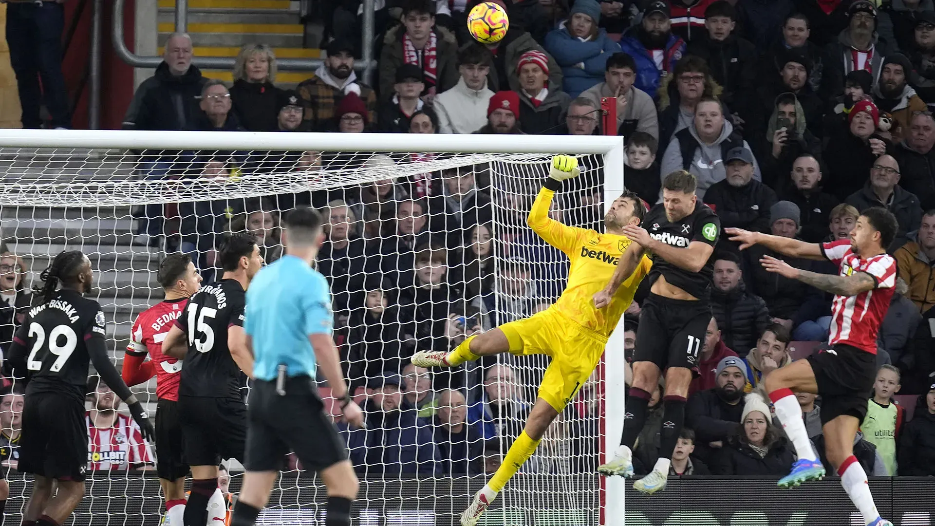 Momenti di terrore per Lukasz Fabianski durante Southampton-West Ham