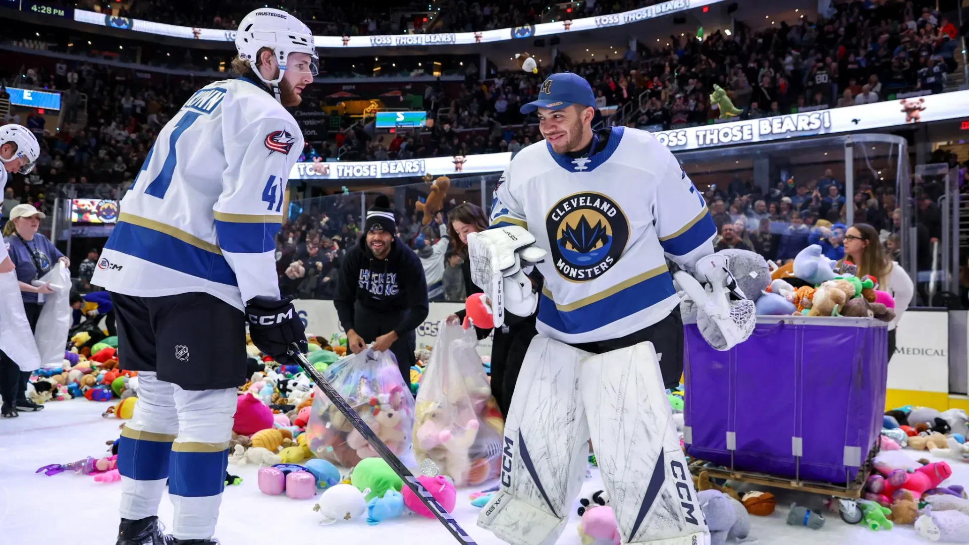 Il primo Teddy Bear Toss della storia risale al dicembre 1993