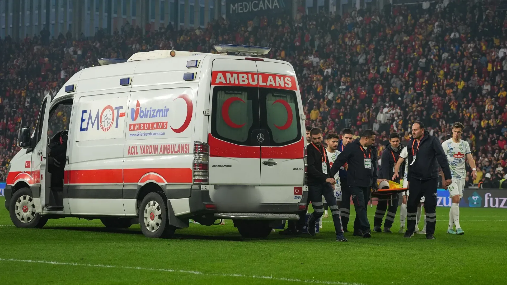 Scontro con l'attaccante, portiere via in ambulanza