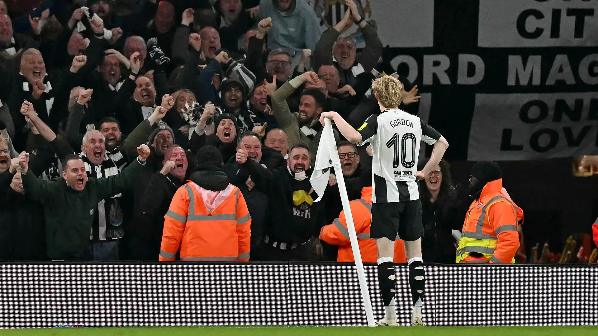 Il campione del Newcastle ha esultato vicino alla bandierina...