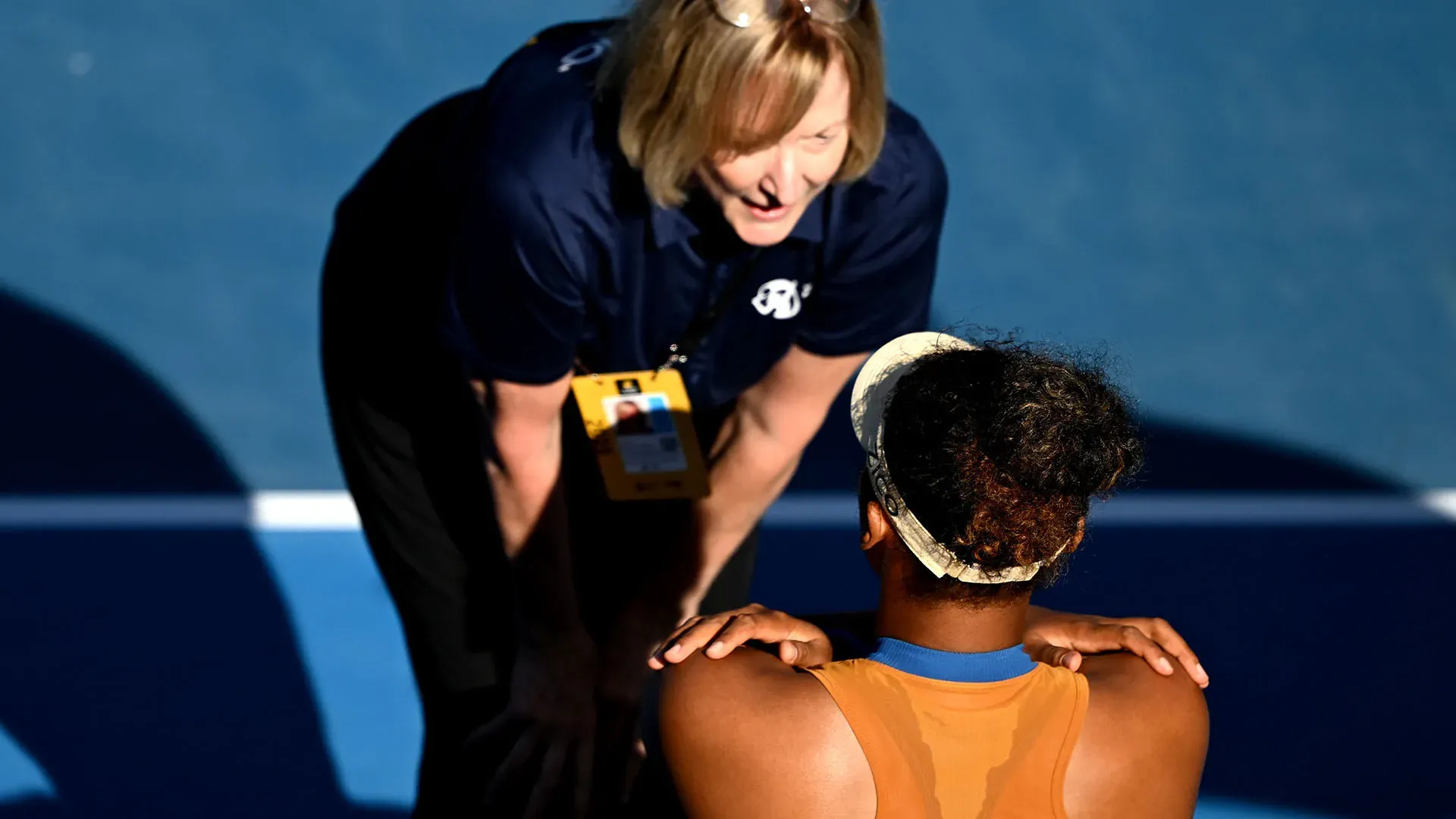 Ma dopo aver vinto il primo set contro Clara Tauson, la campionessa giapponese è stata costretta a ritirarsi per un infortunio addominale