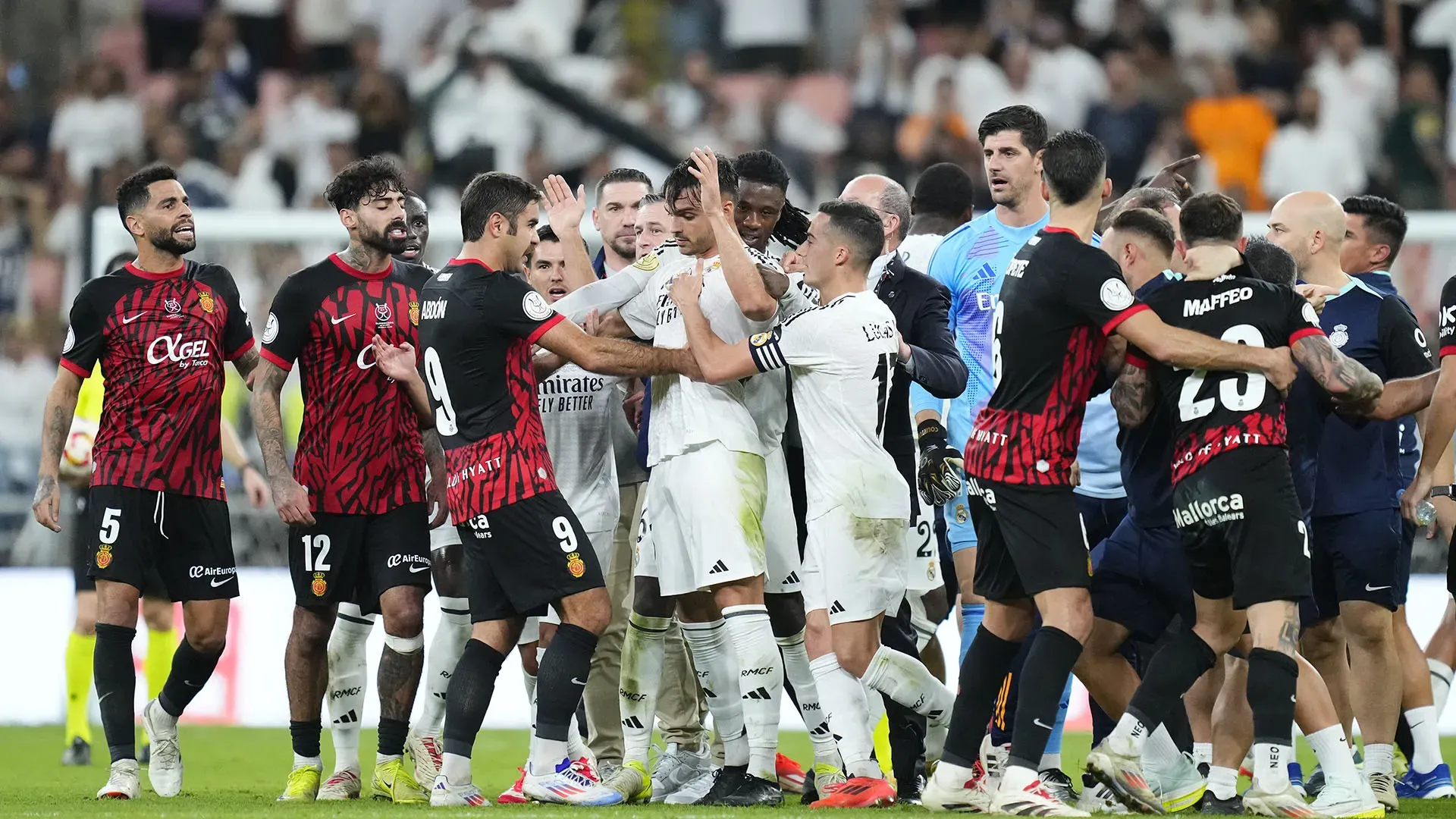 Momenti di grande tensione dopo la fine della semifinale di Supercoppa contro il Maiorca