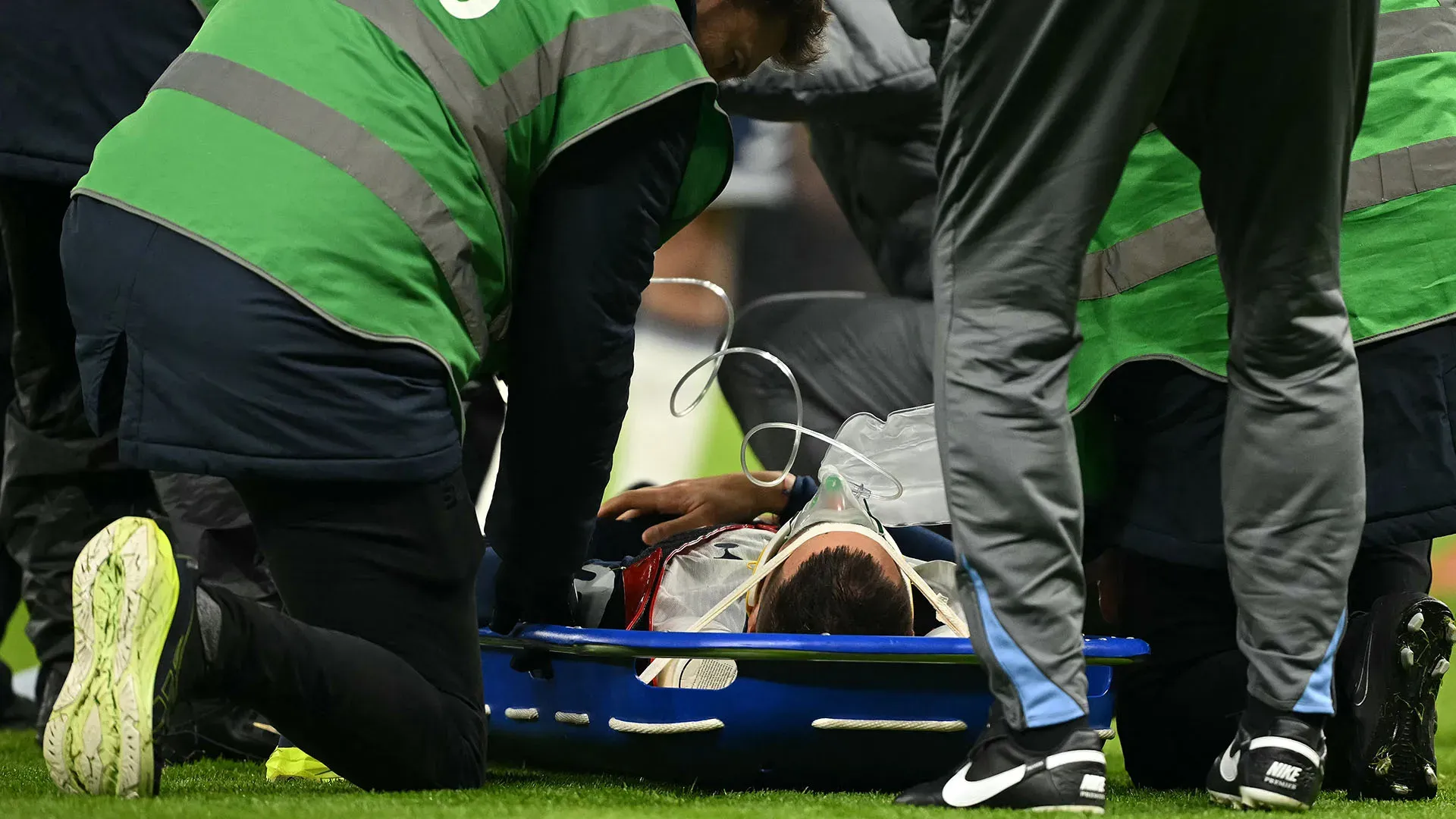 Lo staff medico del Tottenham gli ha applicato una maschera con l'ossigeno