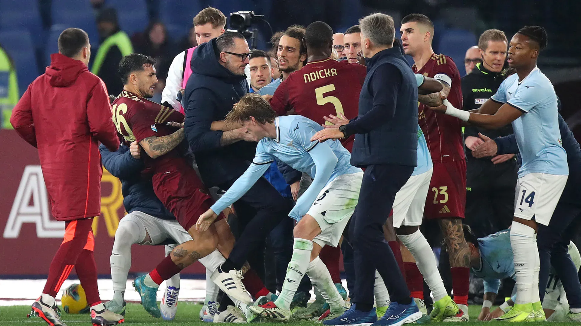 9 ammonizioni e 1 espulsione il bilancio finale di Roma-Lazio