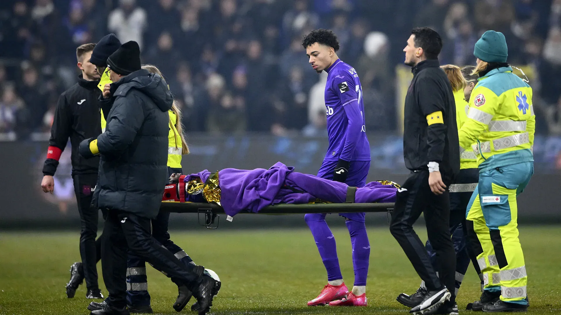 Il calciatore è stato accompagnato da un lungo applauso mentre lasciava il campo