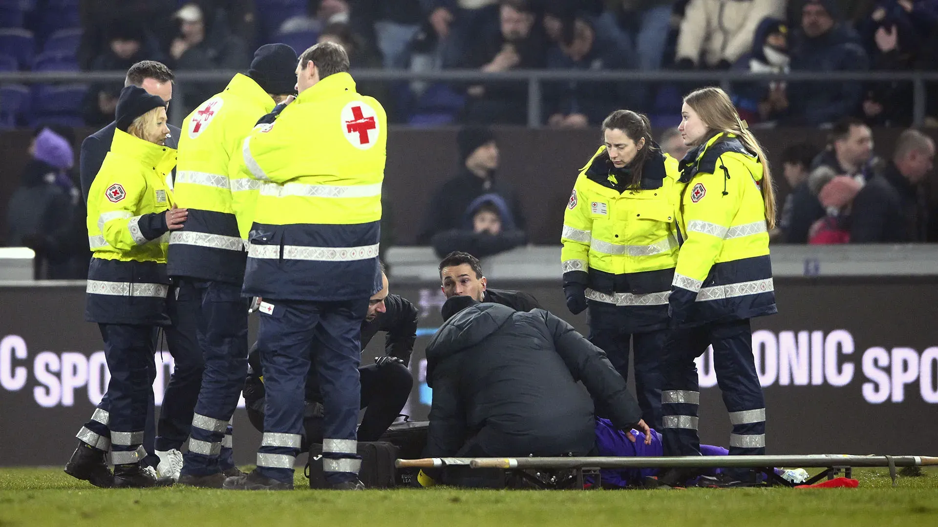 "È stato portato in ospedale con quella che sembra una grave commozione cerebrale" ha scritto l'Anderlecht su X