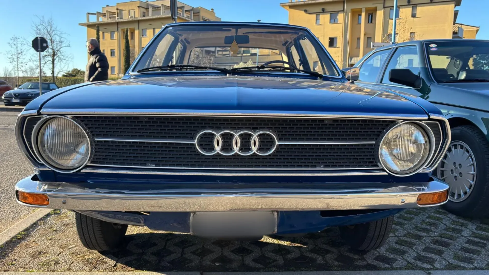 L'Audi 80 B1 presentava un design classico a tre volumi