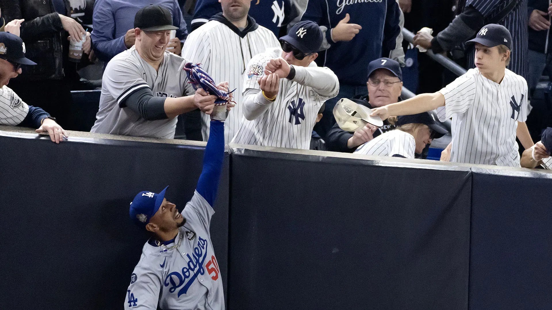 Uno aveva afferrato il guanto di Betts con la palla da baseball