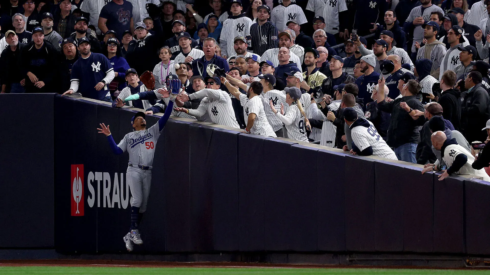 I due tifosi dei New York Yankees avevano interferito con la presa della stella dei Los Angeles Dodgers durante gara 4