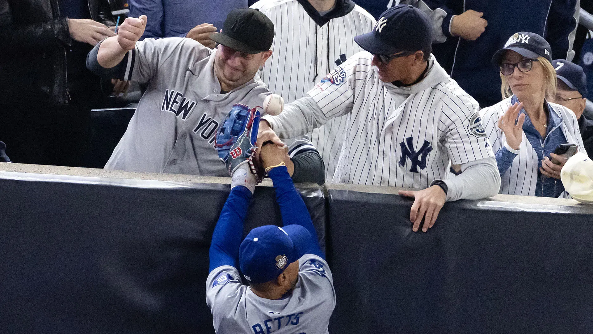 I due tifosi afferrano il campione: sono stati banditi per sempre dalla MLB