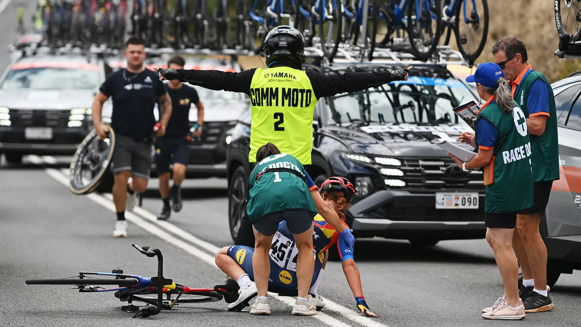 La ciclista è riuscita a ripartire ed è arrivata nel gruppo di coda