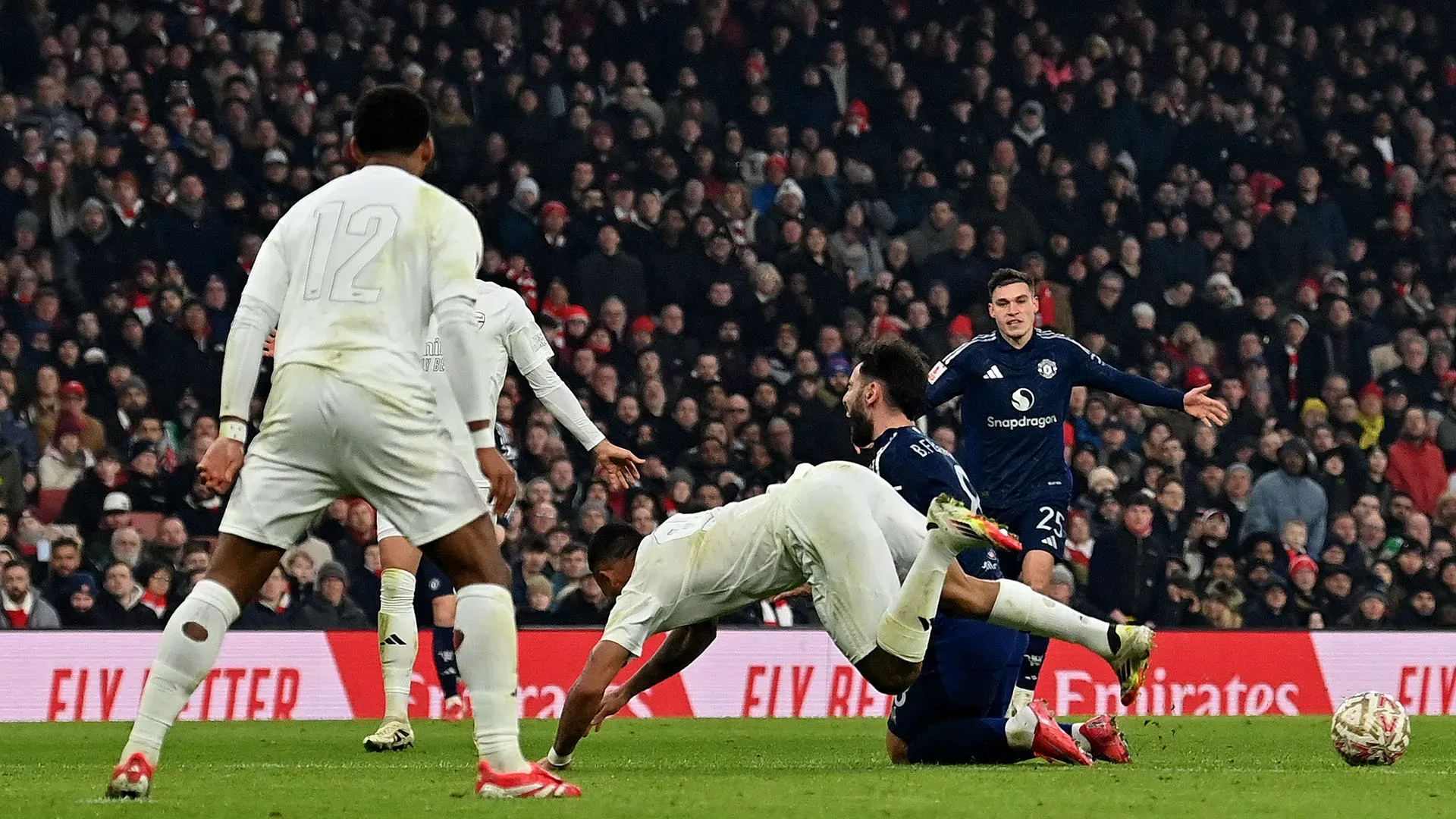 L'attaccante brasiliano si è infortunato nel match contro il Manchester United