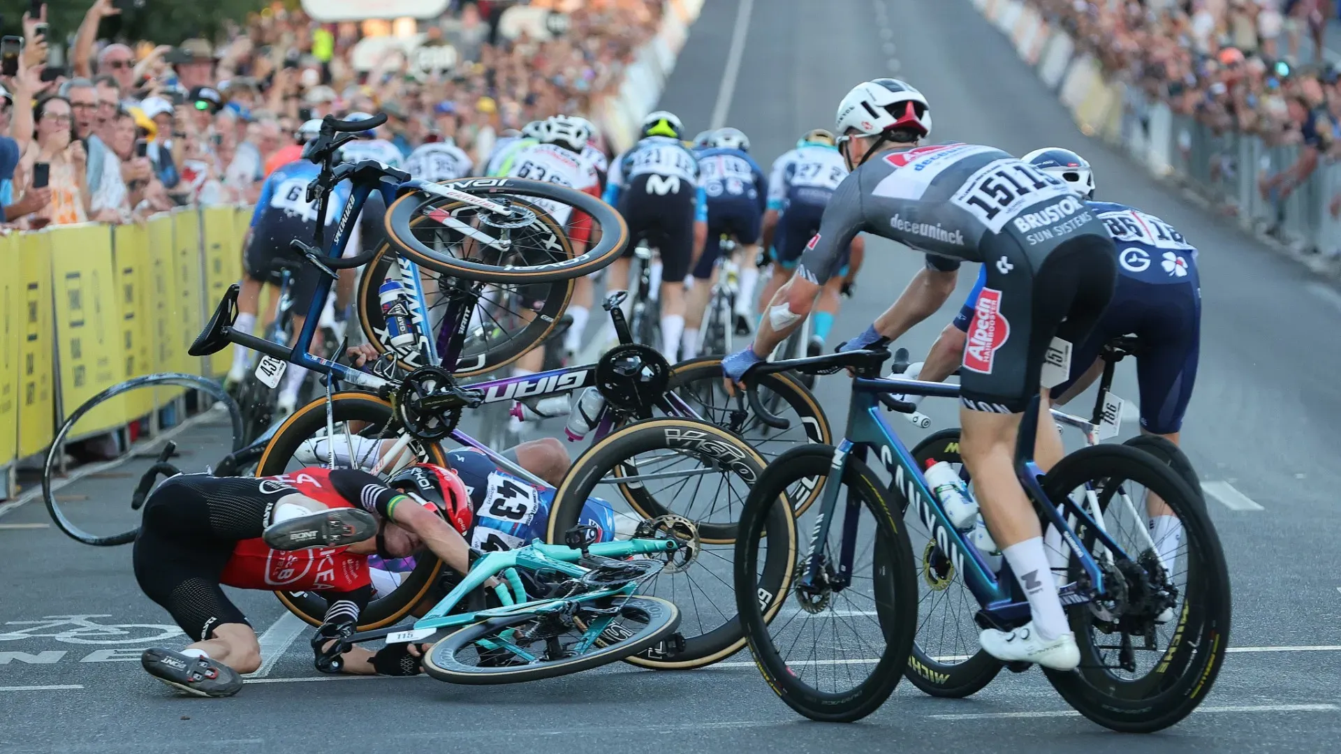 Momenti di grande paura durante il secondo giorno del Tour Down Under