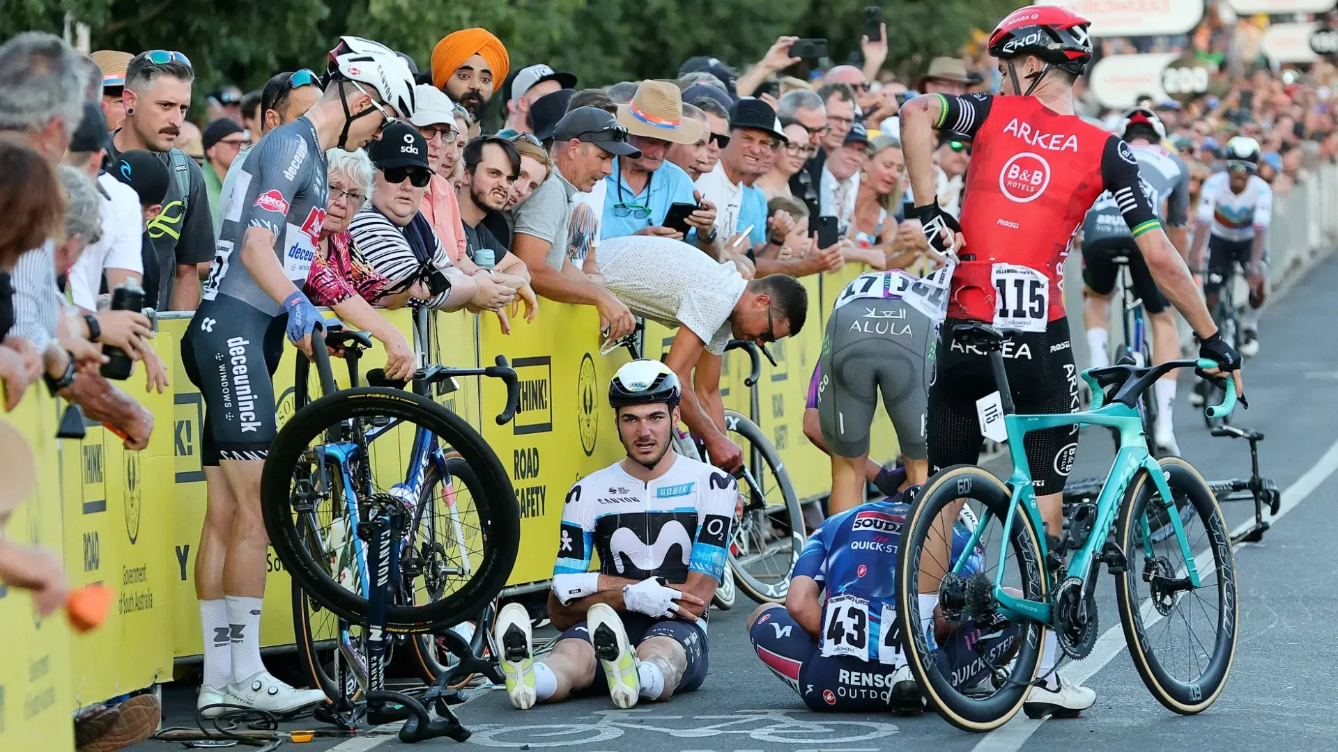 Le bici hanno riportato qualche danno ma l'importante è che i corridori non si siano fatti troppo male