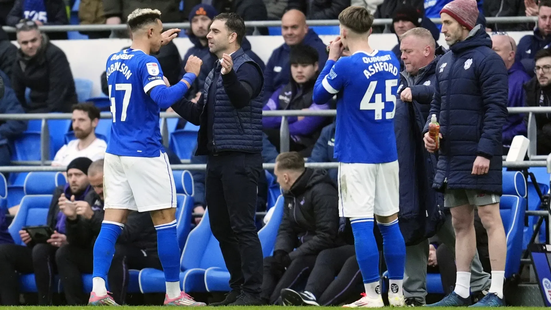 Il tecnico del Cardiff, Omer Riza ha perso la testa