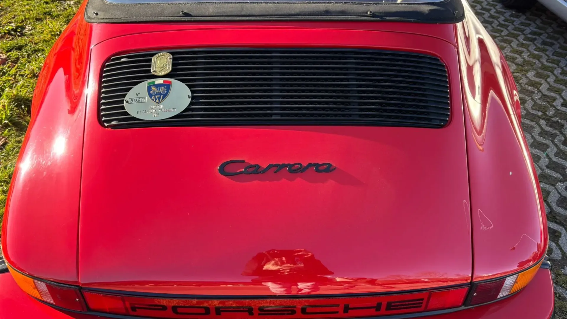 La 911 Carrera Cabriolet conserva le linee inconfondibili della coupé