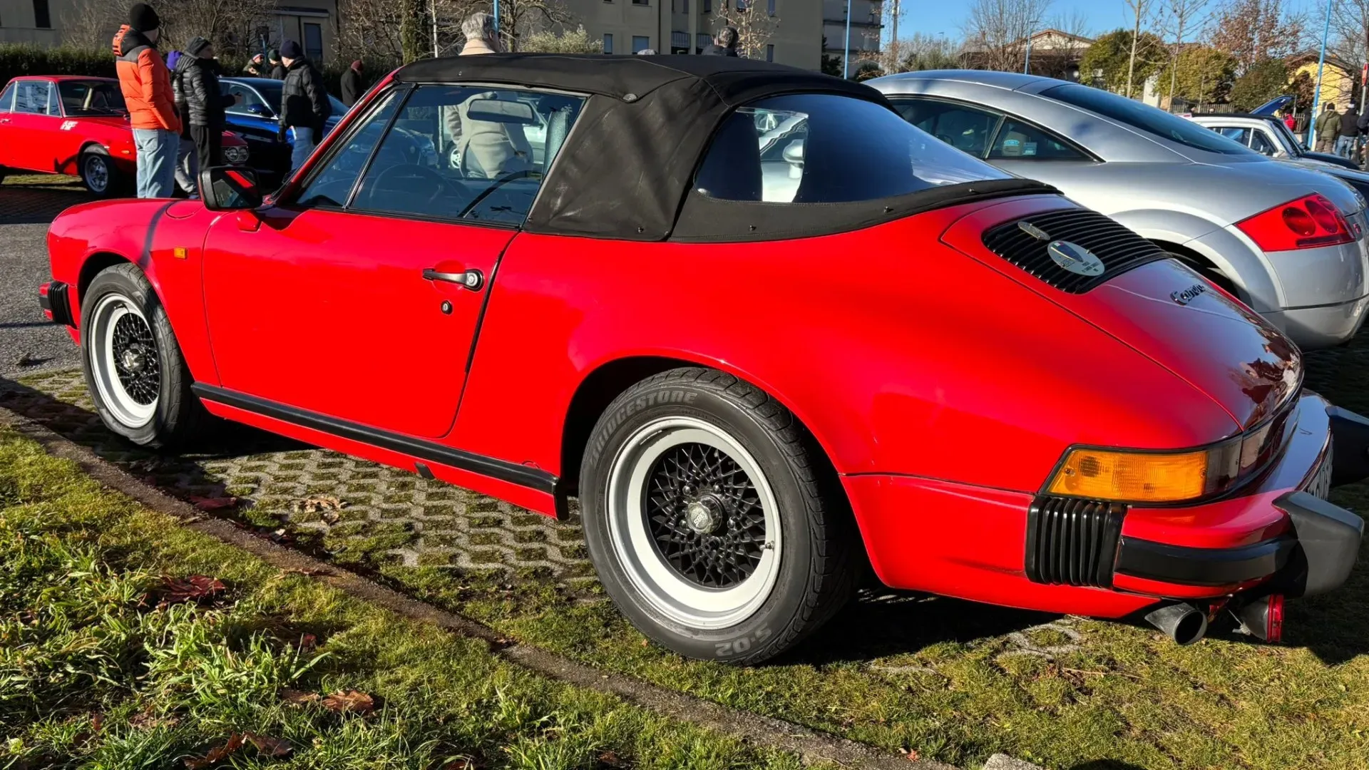 Gli interni della 911 Carrera Cabriolet sono lussuosi e personalizzabili