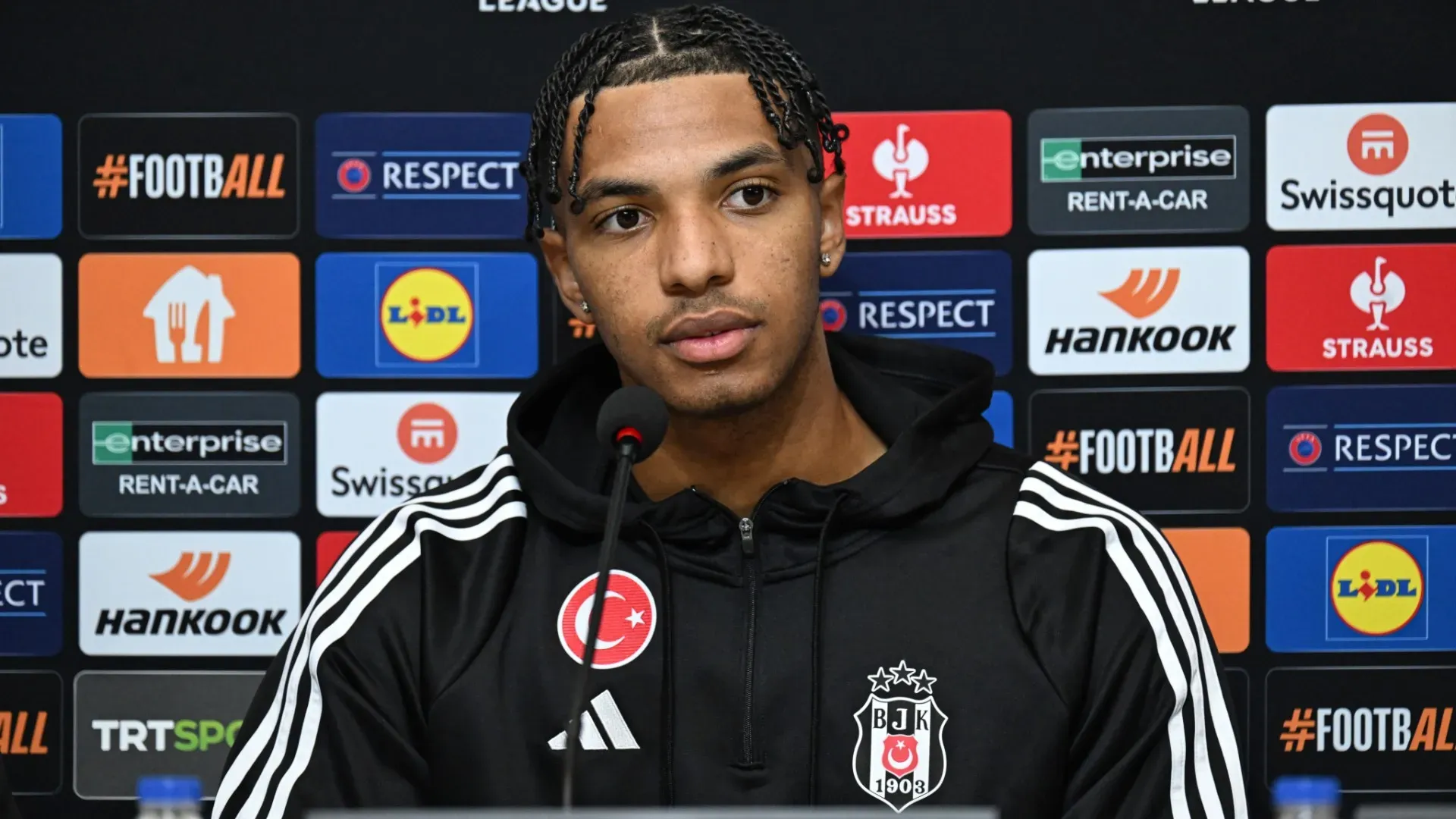 Quest'anno con il Besiktas ha collezionato 22 presenze, 1 gol e 2 assist