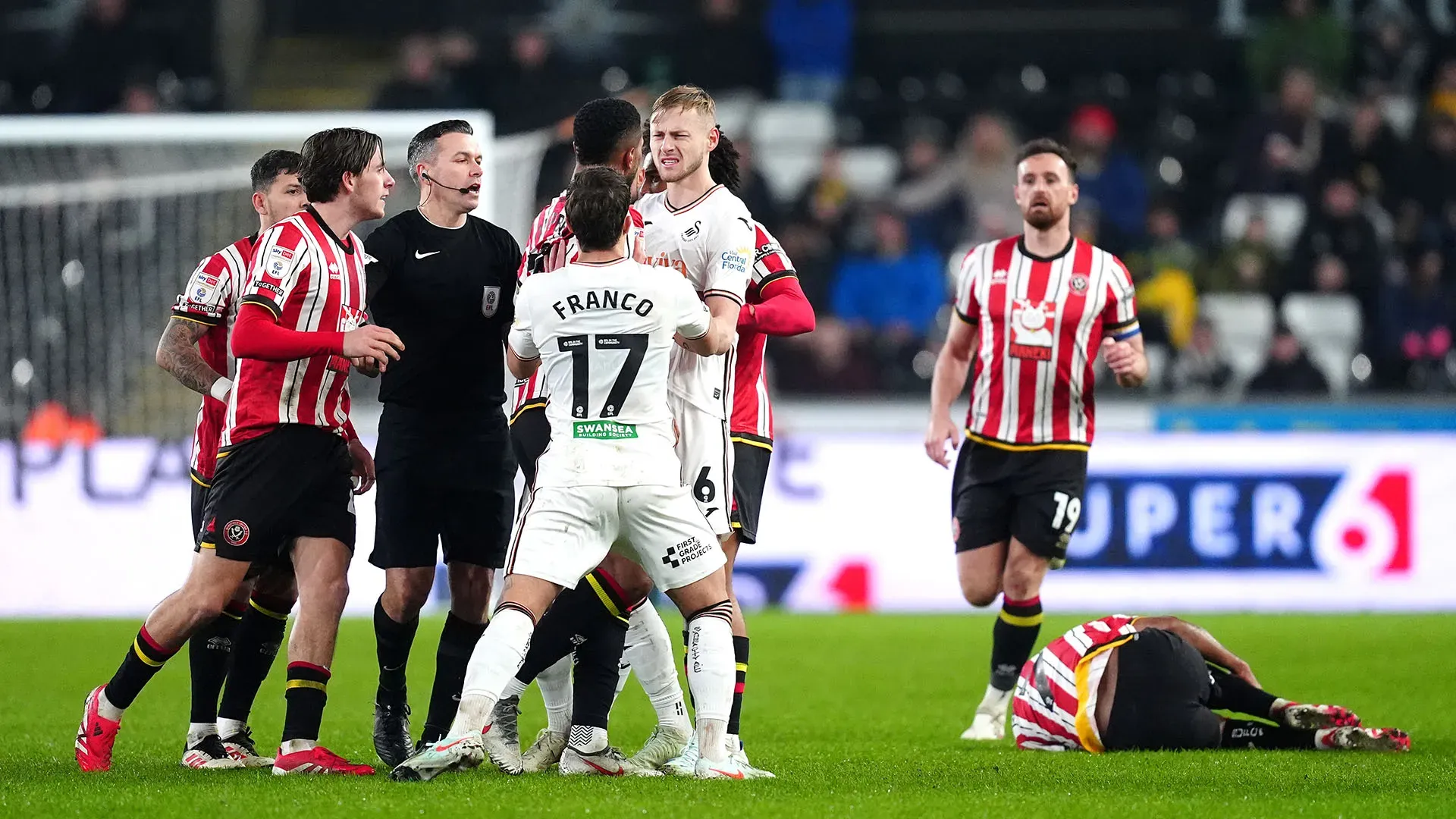 L'arbitro ha faticato a trattenere la rabbia dei giocatori dello Sheffield