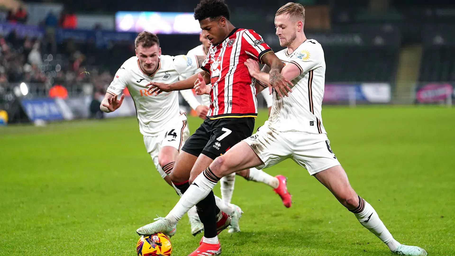 Momenti di tensione durante la partita di Championship tra Swansea e Sheffield United