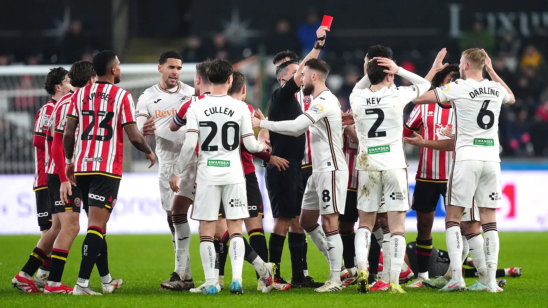 L'arbitro ha infine deciso di espellere Darling