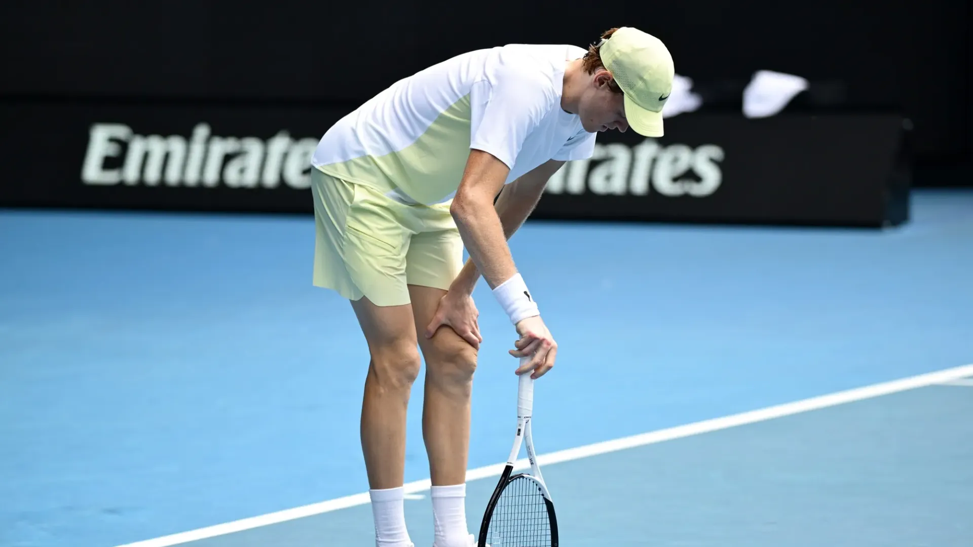 Il tennista azzurro ha avuto un malessere durante l'ottavo di finale degli Australian Open