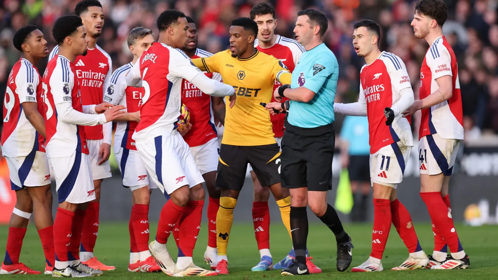 In campo si è scatenato l'inferno: i Gunners hanno accerchiato l'arbitro