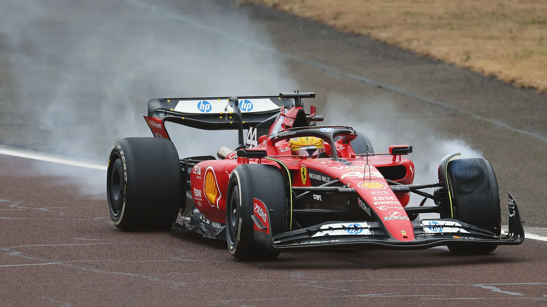 Lewis Hamilton-Ferrari: le foto dei primi storici giri di pista