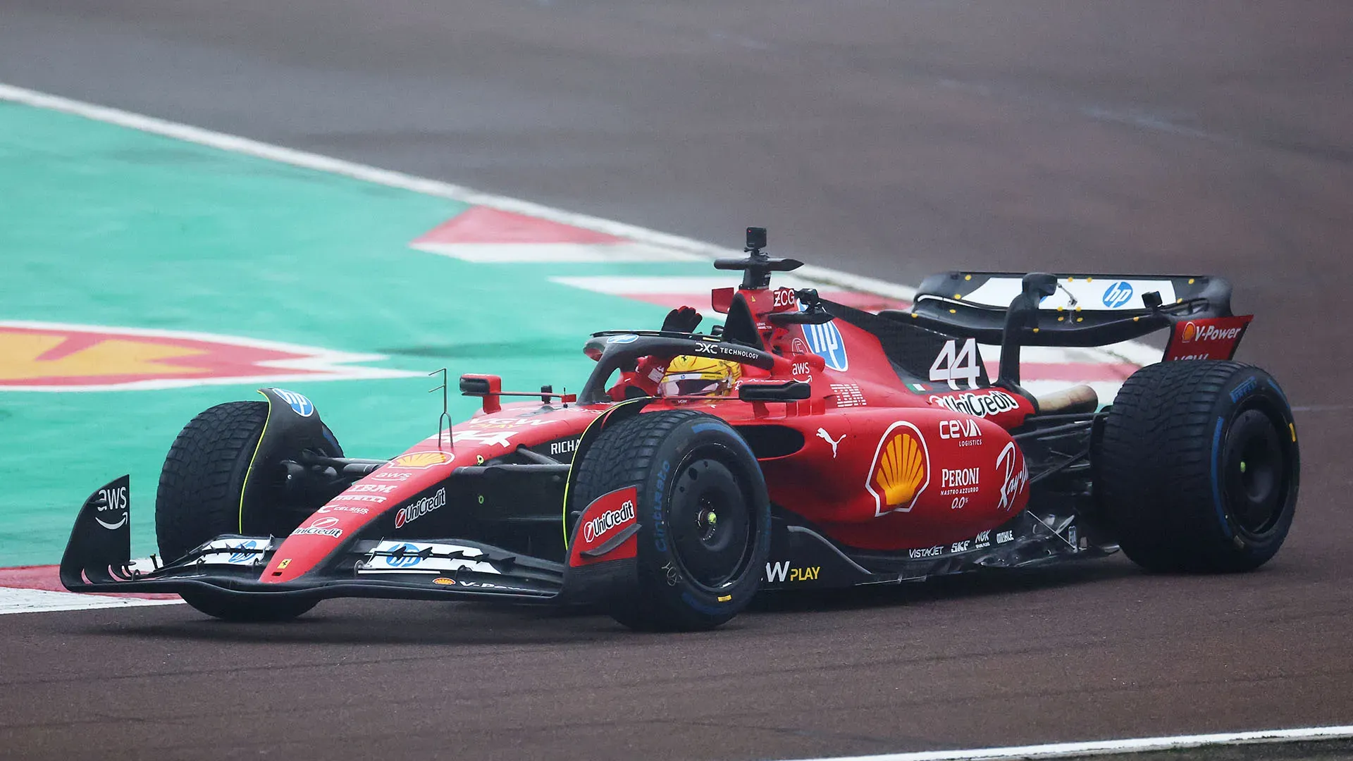 Hamilton ha prima girato con le gomme rain, poi è passato alle slick