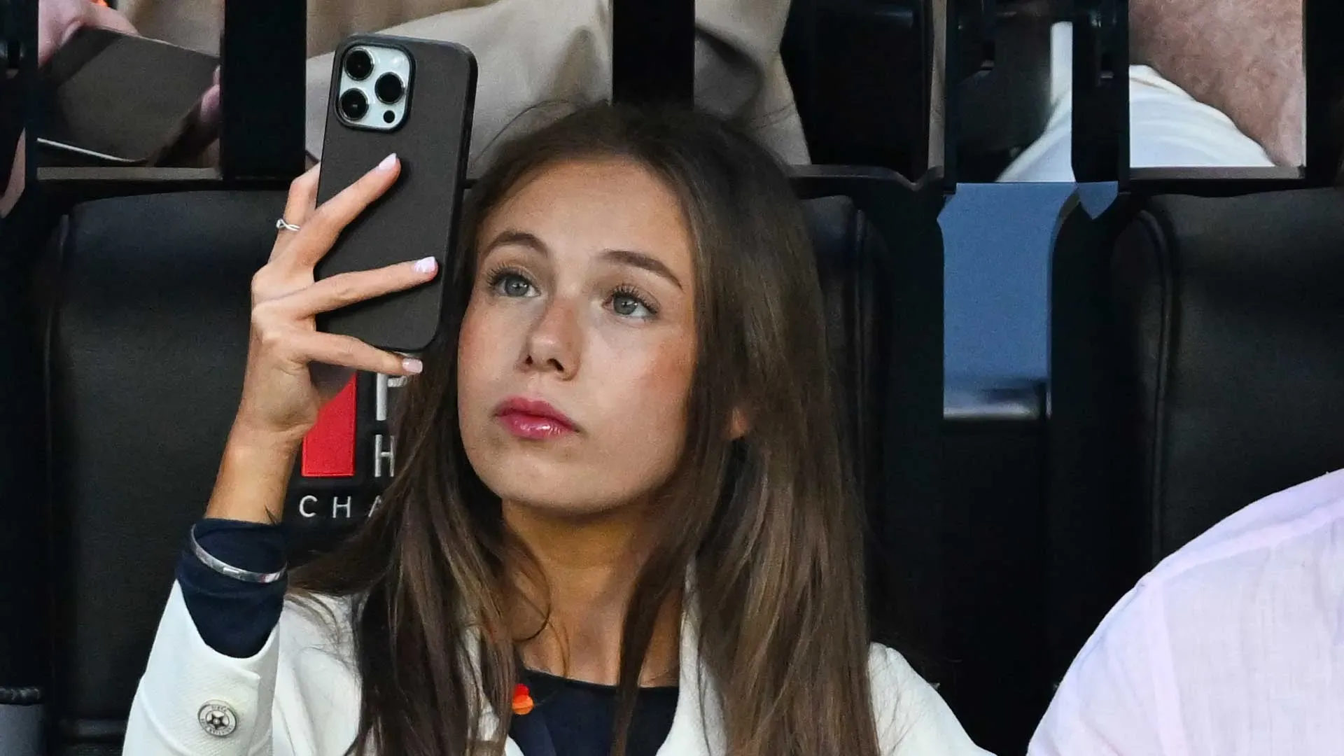 La ragazza ha scattato numerosi selfie...