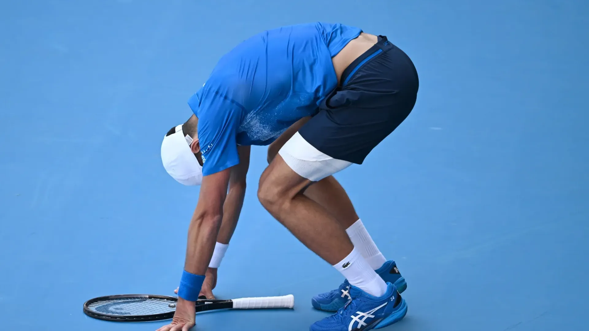 Il tennista serbo dopo aver perso il primo set ha dovuto alzare bandiera bianca