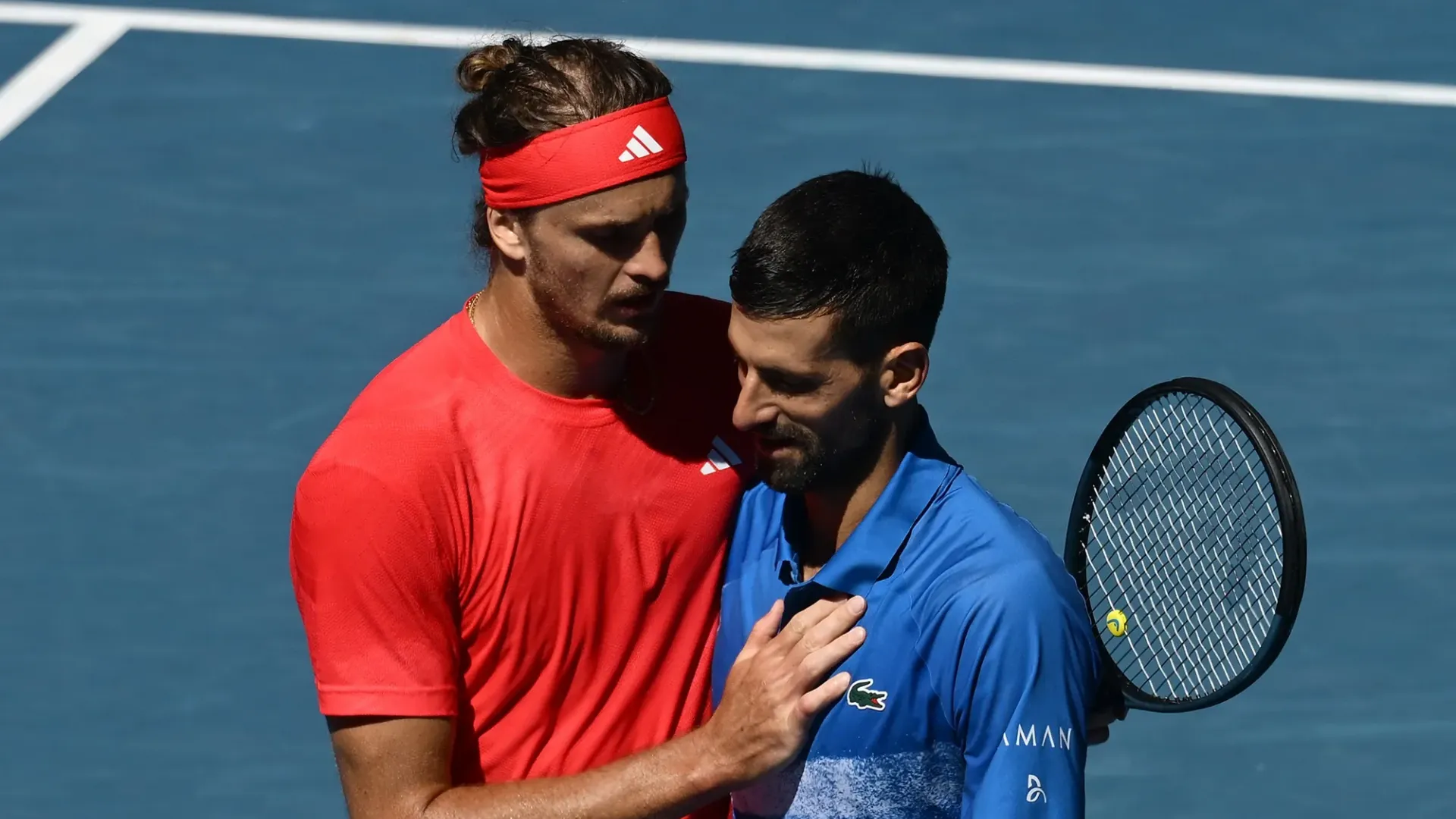 L'ex numero uno del mondo è stato consolato dal suo avversario, Alexander Zverev, che si è qualificato per la finale