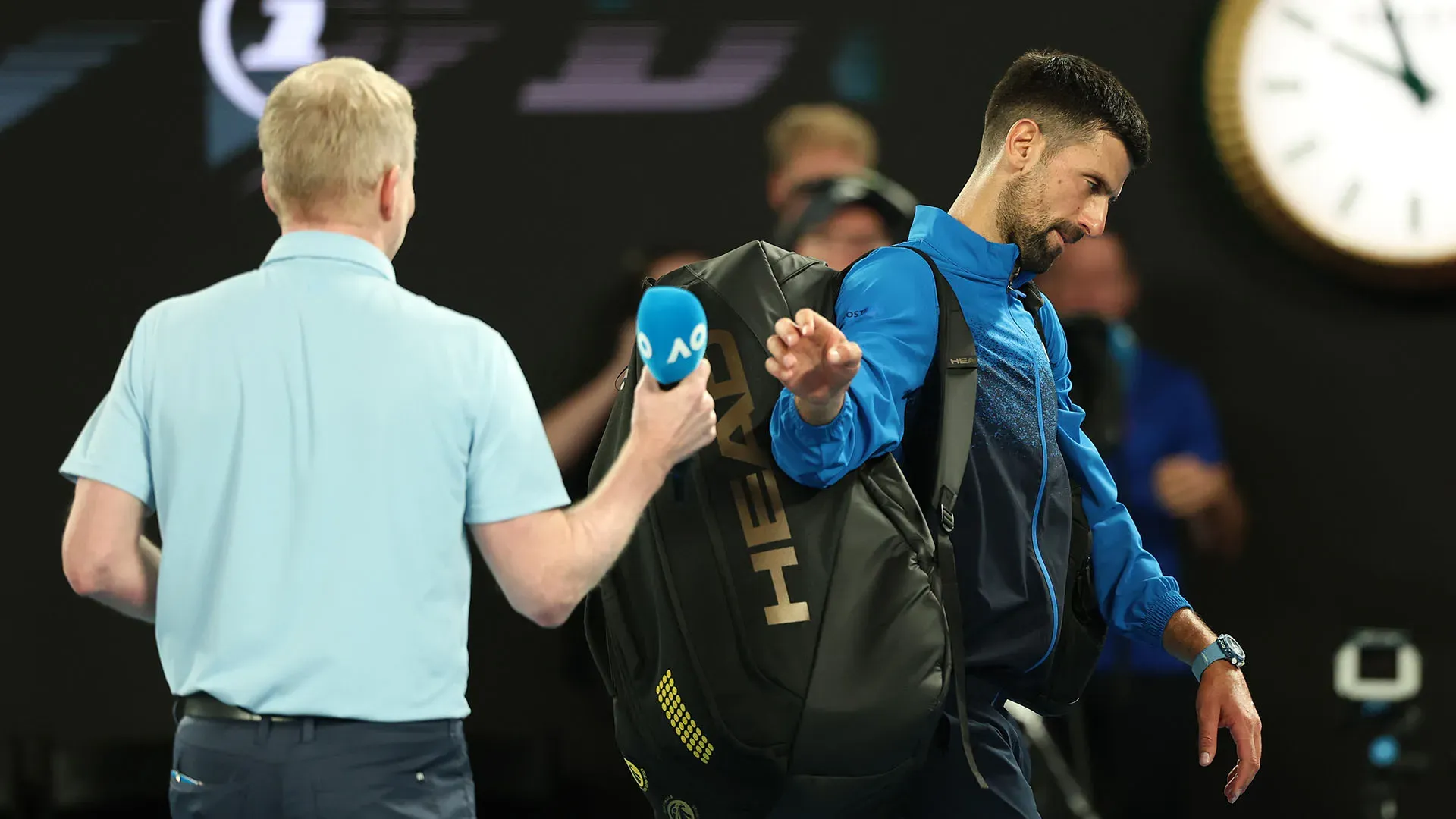 Novak Djokovic ha lasciato il campo arrabbiato dopo il match degli ottavi di finale agli Australian Open